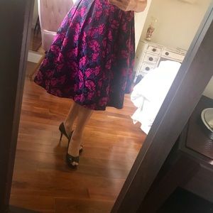 Divine floral print that pops on this skirt